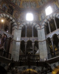 The Palatine Chapel, with its Byzantine-inspired mosaics. The giant chandelier was given by Emperor Frederick Barbarossa in 1165.