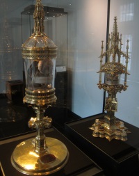 Supposedly the reliquaries of Christ's girdle and Christ's scourge.