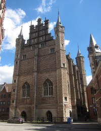 The Vleeshuis (flesh house, 1504).