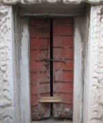 The dilapidated door of Jiangshan Hall.