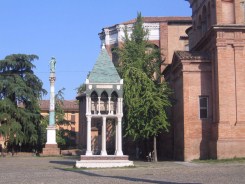 The tomb of one of the Glossatori next to San Domenico
